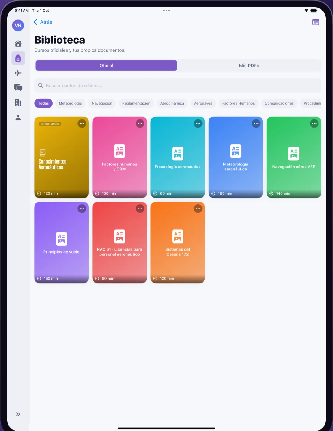 Biblioteca de CrewReady con cursos oficiales por categoría y la pestaña Mis PDFs (iPad)