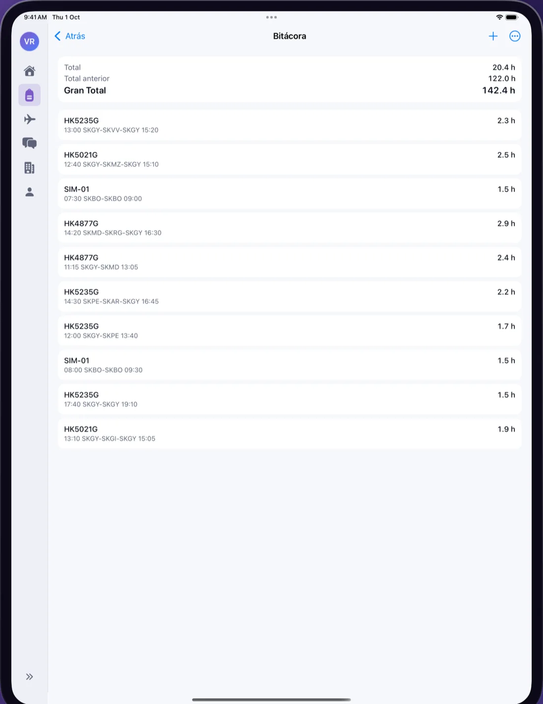 Bitácora de CrewReady con vuelos por matrícula, rutas y el total de horas acumuladas (iPad)